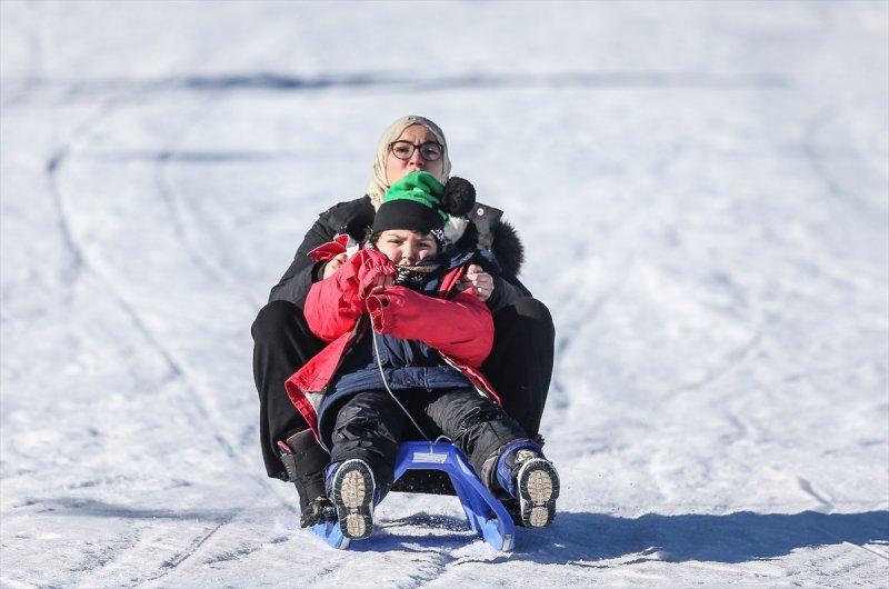 Uludağ'da acemi kayakçıların 'röportaj kazaları'