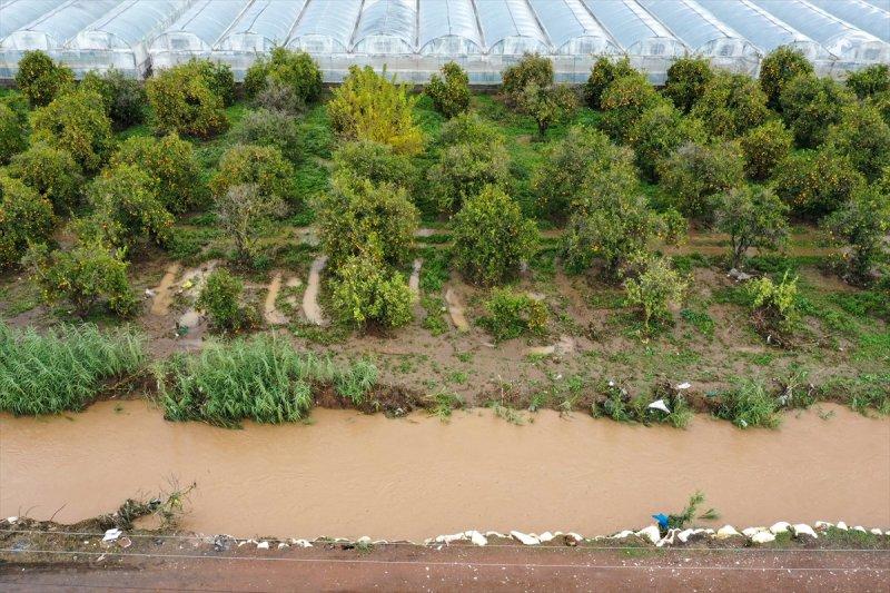 Fırtına ve sağanak yağışın vurduğu Antalya'da hasar tespit çalışmaları