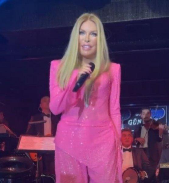 Ünlülerin yılbaşı sahne kostümleri