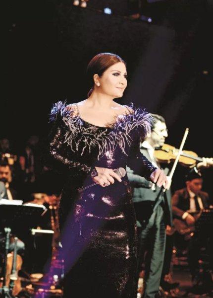 Ünlülerin yılbaşı sahne kostümleri