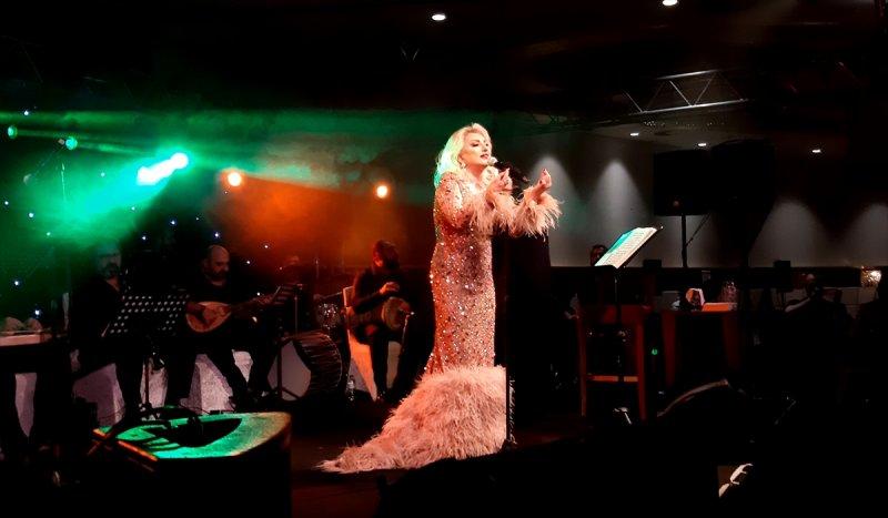 Ünlülerin yılbaşı sahne kostümleri