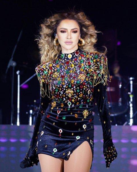 Ünlülerin yılbaşı sahne kostümleri