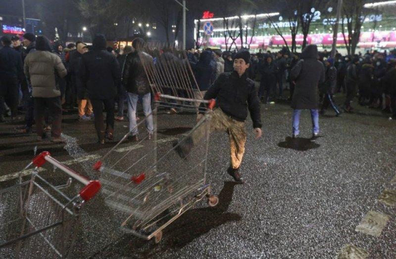 Kazakistan'da akaryakıt zammı protestolarından kareler