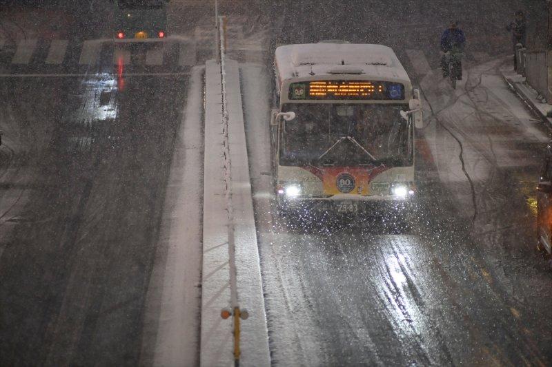 Tokyo'da 2018 yılı sonrası şiddetli kar yağışı yaşandı