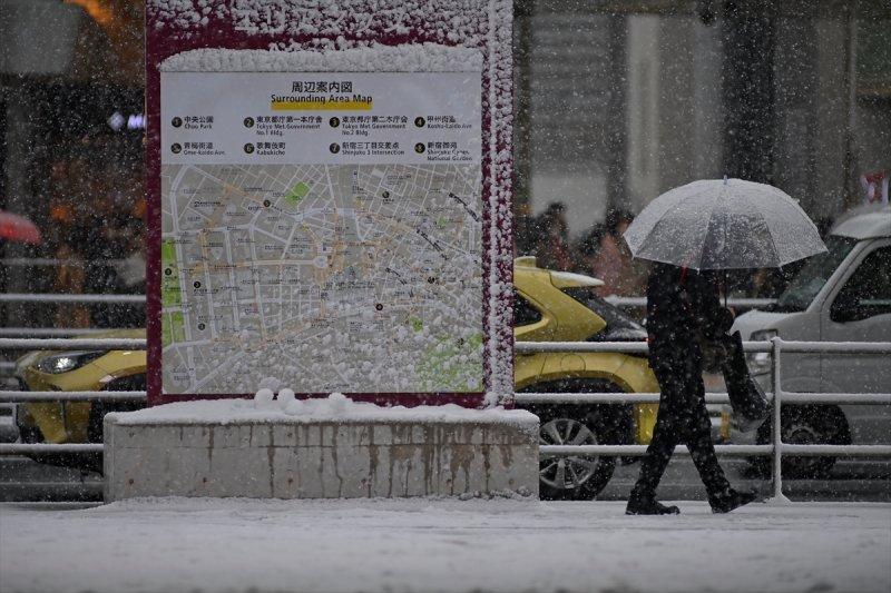 Tokyo'da 2018 yılı sonrası şiddetli kar yağışı yaşandı