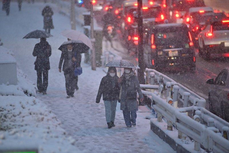Tokyo'da 2018 yılı sonrası şiddetli kar yağışı yaşandı