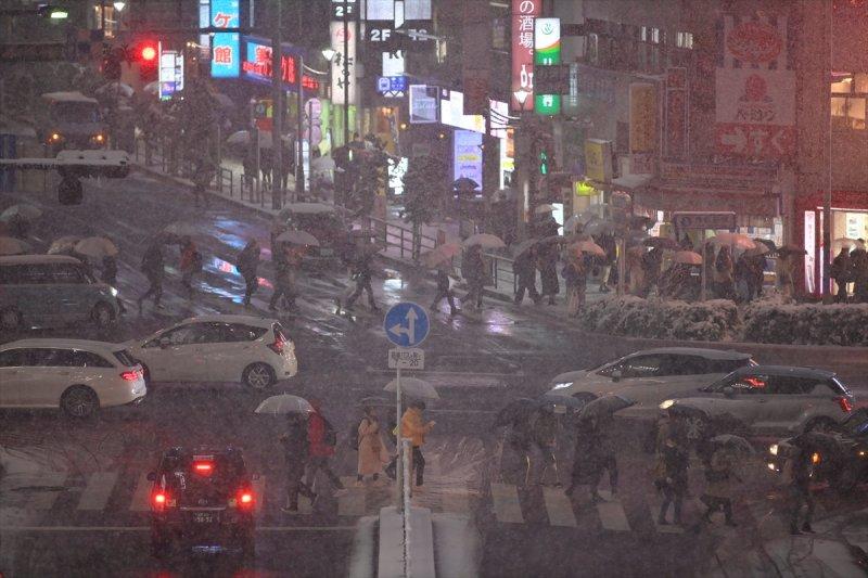 Tokyo'da 2018 yılı sonrası şiddetli kar yağışı yaşandı