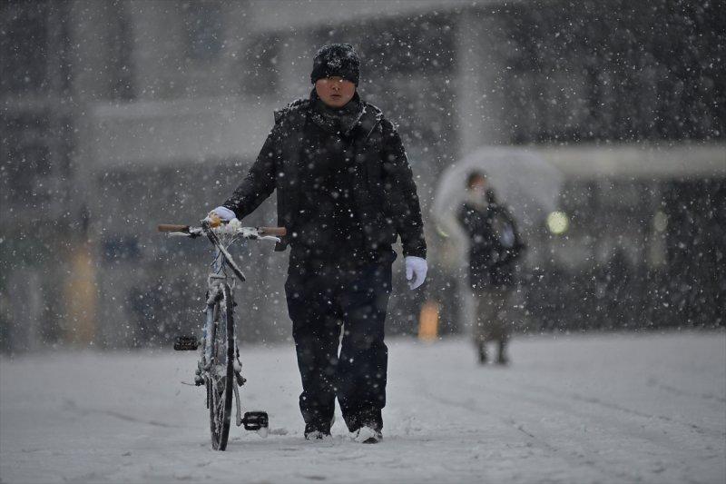 Tokyo'da 2018 yılı sonrası şiddetli kar yağışı yaşandı
