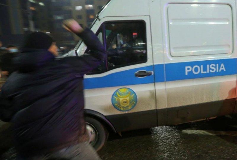 Kazakistan'da akaryakıt zammı protestolarından kareler