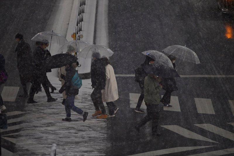 Tokyo'da 2018 yılı sonrası şiddetli kar yağışı yaşandı