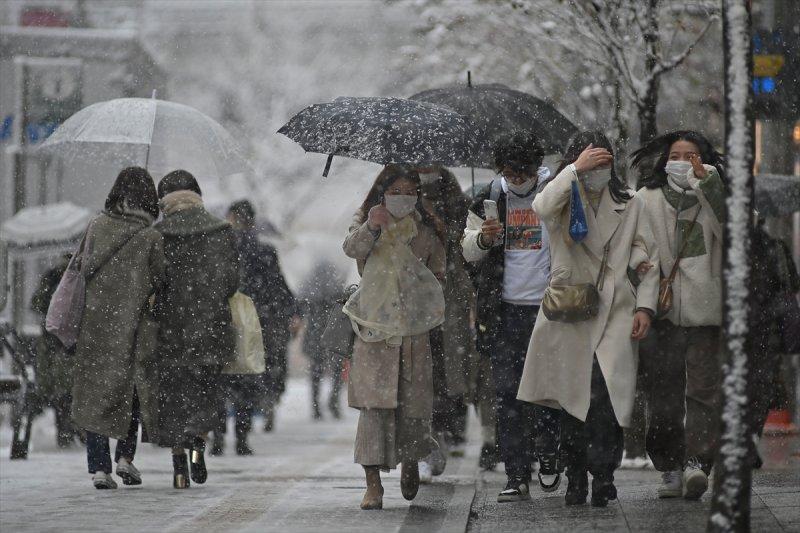 Tokyo'da 2018 yılı sonrası şiddetli kar yağışı yaşandı