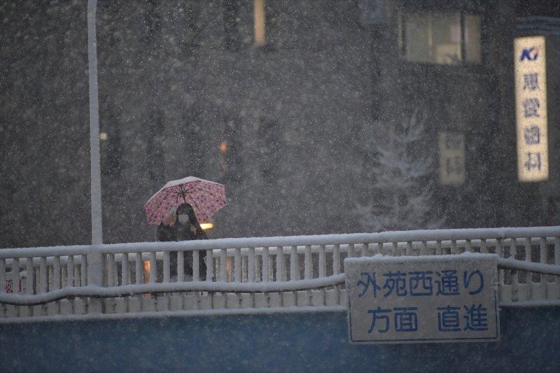 Tokyo'da 2018 yılı sonrası şiddetli kar yağışı yaşandı