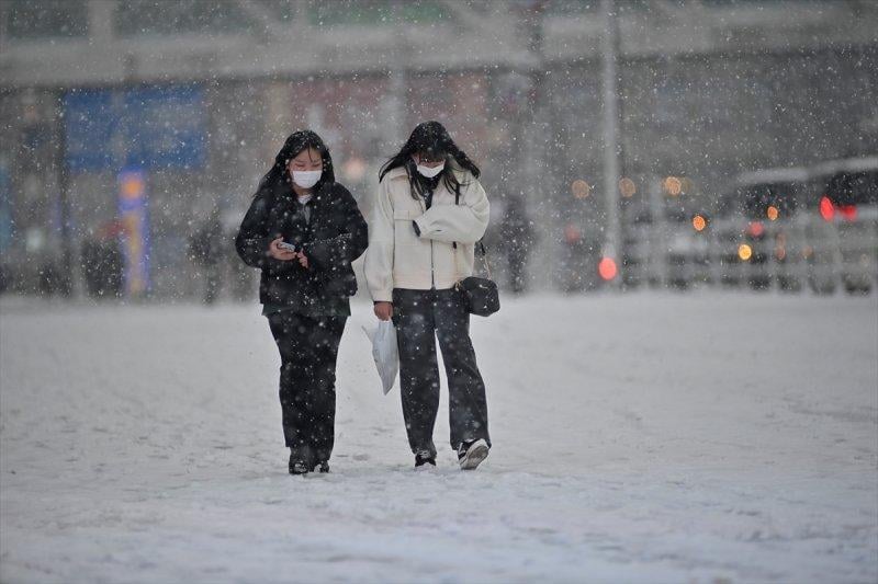 Tokyo'da 2018 yılı sonrası şiddetli kar yağışı yaşandı