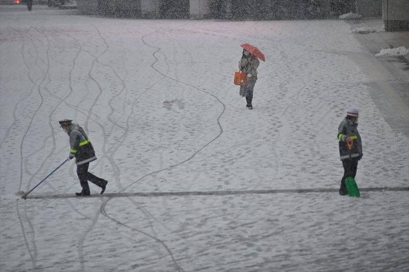Tokyo'da 2018 yılı sonrası şiddetli kar yağışı yaşandı