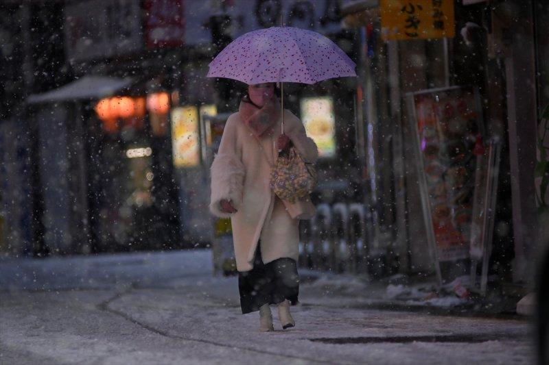 Tokyo'da 2018 yılı sonrası şiddetli kar yağışı yaşandı