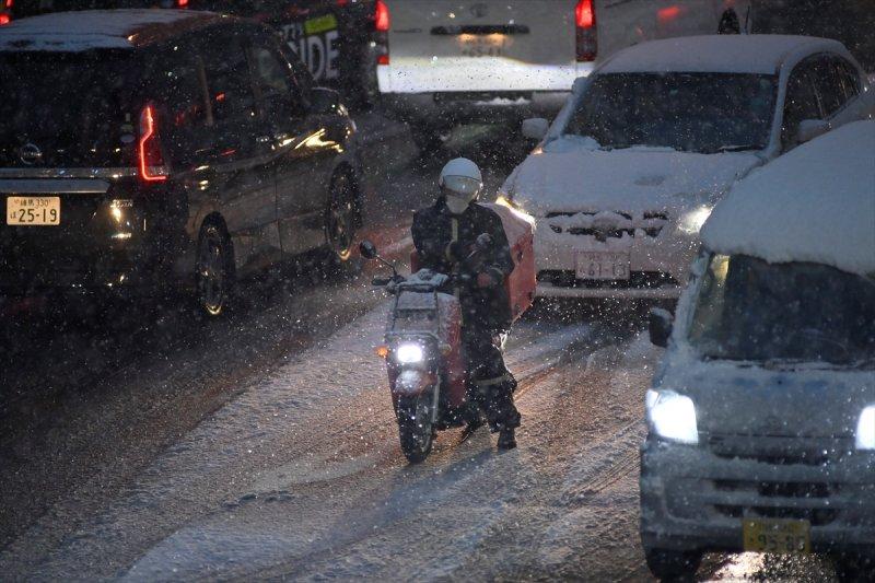 Tokyo'da 2018 yılı sonrası şiddetli kar yağışı yaşandı