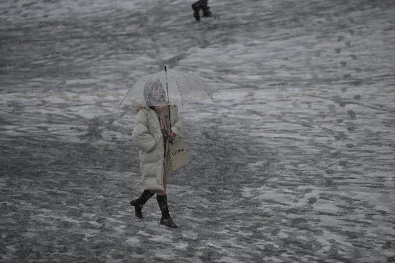 Tokyo'da 2018 yılı sonrası şiddetli kar yağışı yaşandı