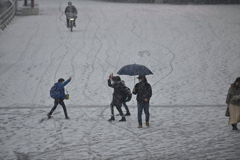 Tokyo'da 2018 yılı sonrası şiddetli kar yağışı yaşandı