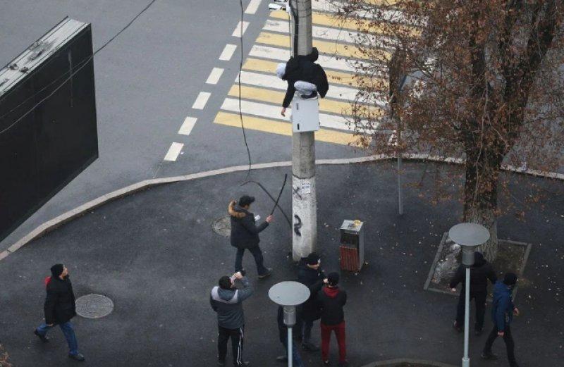 Kazakistan'da akaryakıt zammı protestolarından kareler