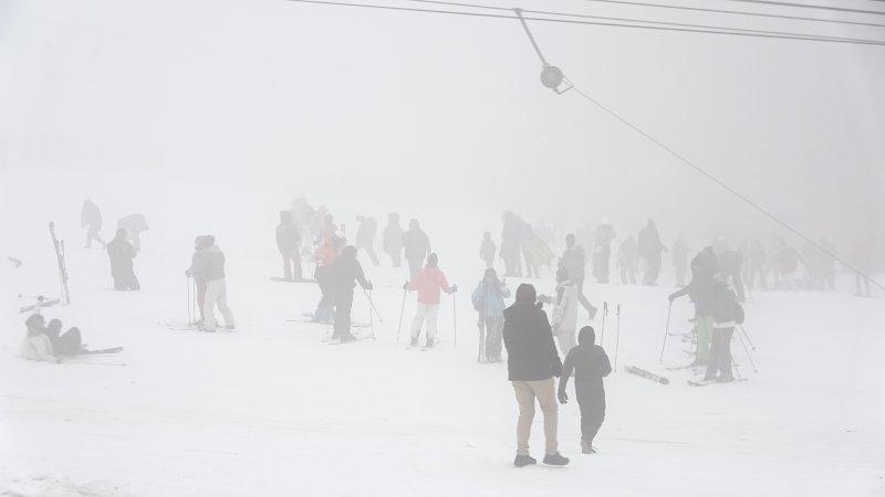 Uludağ'da pistler yoğun sise rağmen doldu