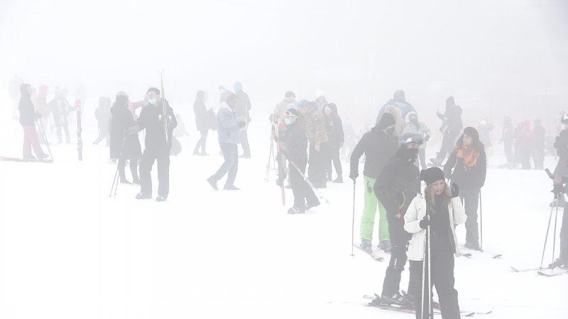 Uludağ'da pistler yoğun sise rağmen doldu
