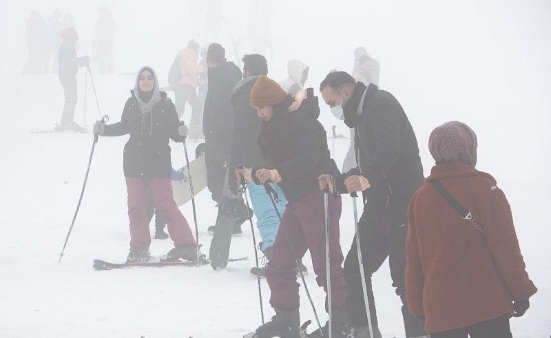 Uludağ'da pistler yoğun sise rağmen doldu