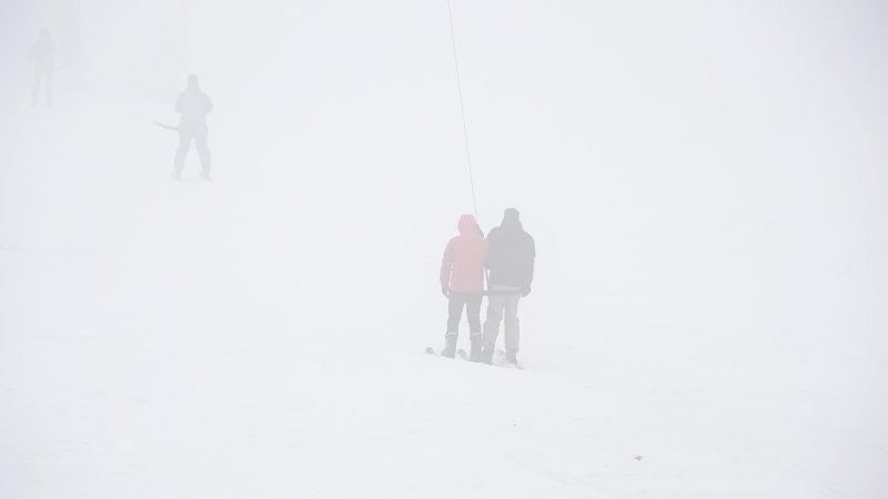 Uludağ'da pistler yoğun sise rağmen doldu