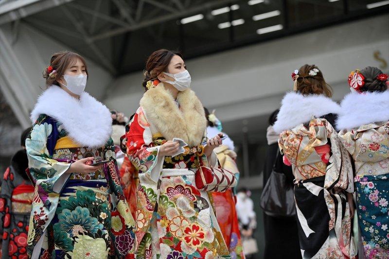 Japonyalı gençler "Yetişkinler Günü"nü kutladı