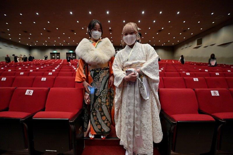 Japonyalı gençler "Yetişkinler Günü"nü kutladı