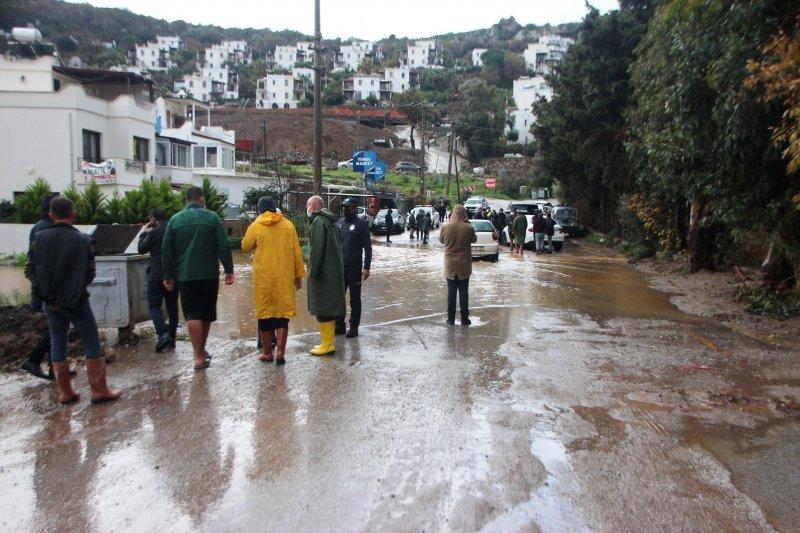 Muğla'da sağanak ve dolu, yaşamı olumsuz etkiledi