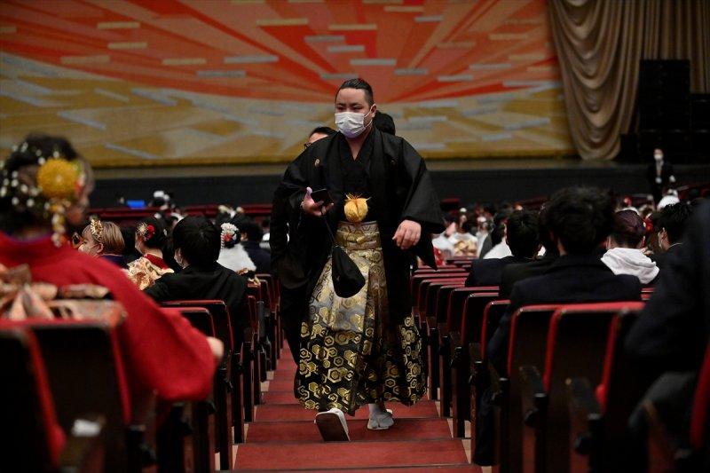 Japonyalı gençler "Yetişkinler Günü"nü kutladı