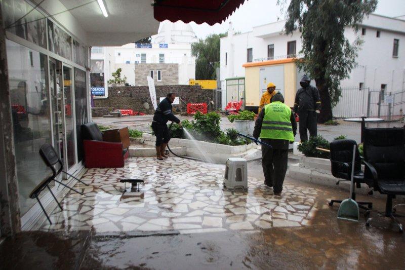 Muğla'da sağanak ve dolu, yaşamı olumsuz etkiledi