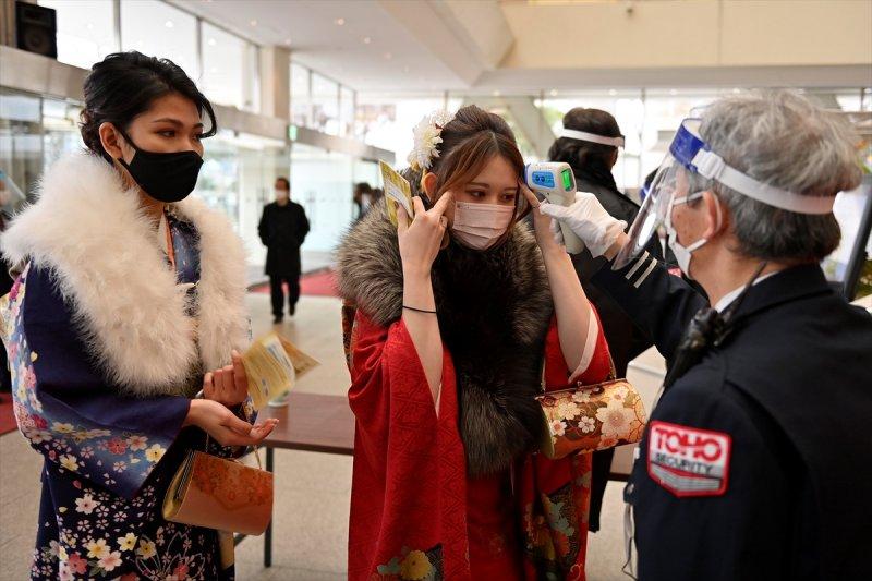 Japonyalı gençler "Yetişkinler Günü"nü kutladı