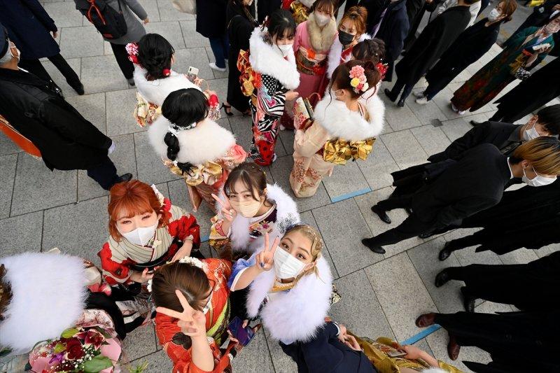 Japonyalı gençler "Yetişkinler Günü"nü kutladı