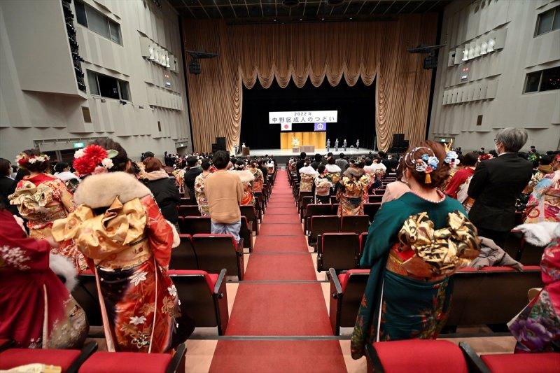 Japonyalı gençler "Yetişkinler Günü"nü kutladı