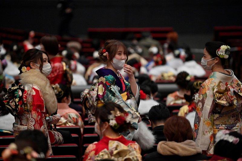 Japonyalı gençler "Yetişkinler Günü"nü kutladı