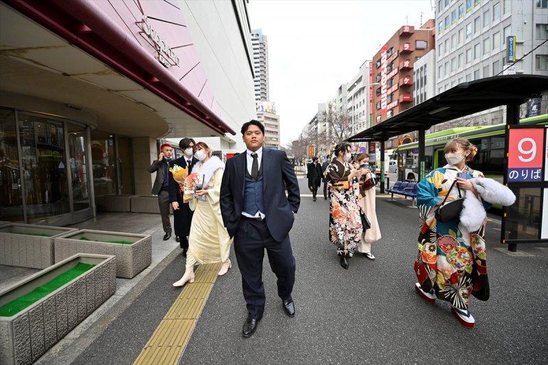 Japonyalı gençler "Yetişkinler Günü"nü kutladı