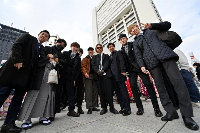 Japonyalı gençler "Yetişkinler Günü"nü kutladı