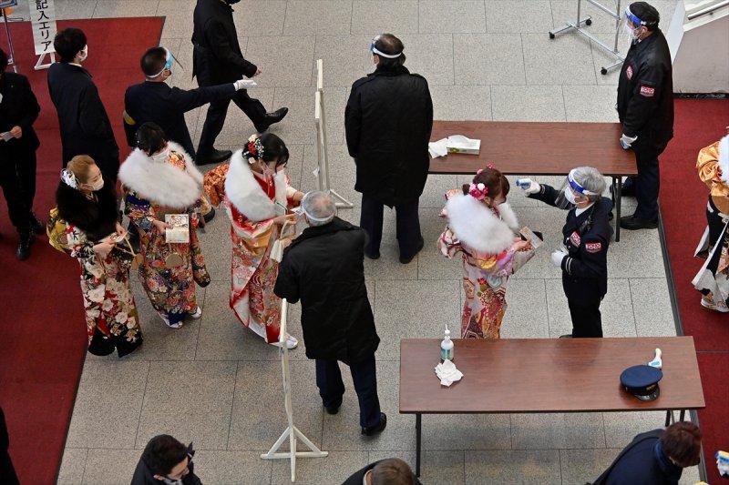 Japonyalı gençler "Yetişkinler Günü"nü kutladı