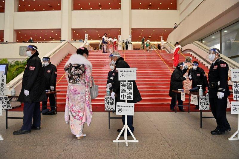 Japonyalı gençler "Yetişkinler Günü"nü kutladı