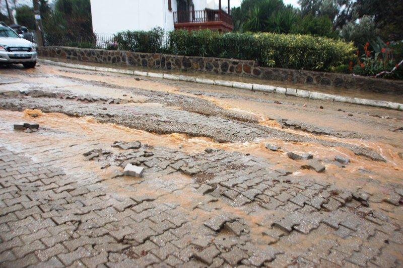 Muğla'da sağanak ve dolu, yaşamı olumsuz etkiledi