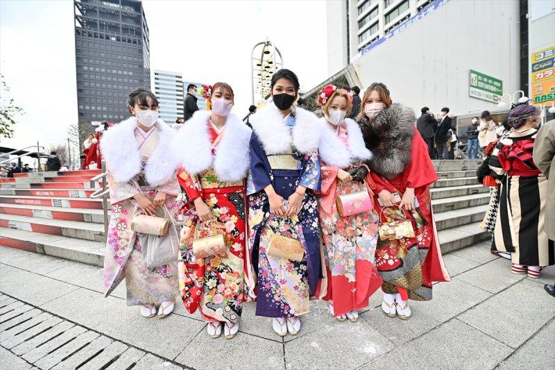 Japonyalı gençler "Yetişkinler Günü"nü kutladı