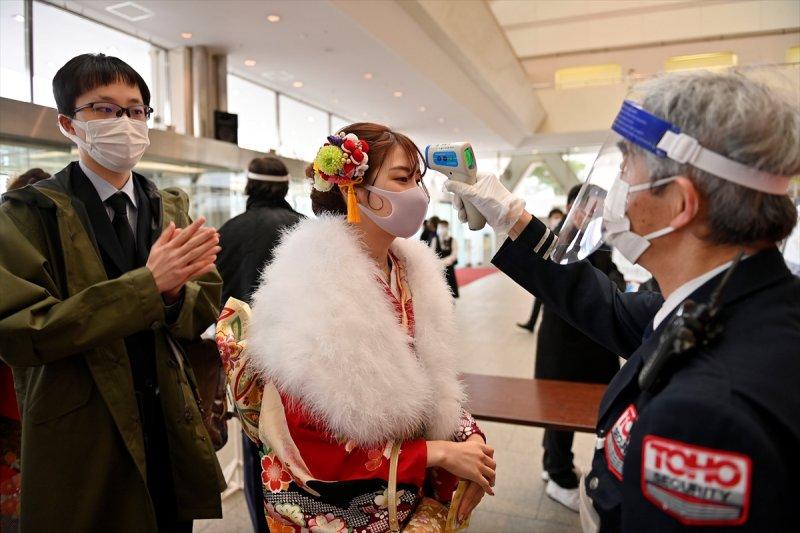 Japonyalı gençler "Yetişkinler Günü"nü kutladı