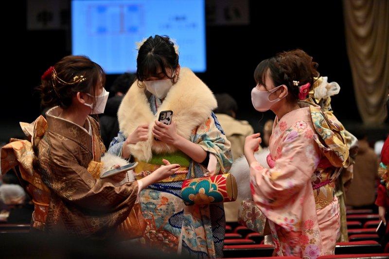 Japonyalı gençler "Yetişkinler Günü"nü kutladı