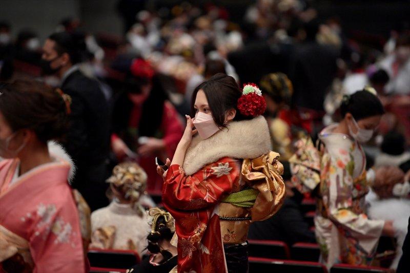 Japonyalı gençler "Yetişkinler Günü"nü kutladı