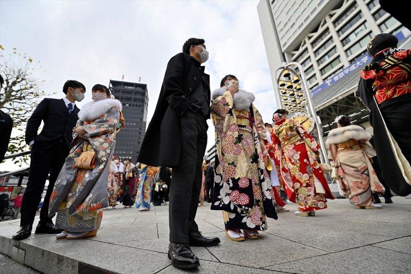 Japonyalı gençler "Yetişkinler Günü"nü kutladı
