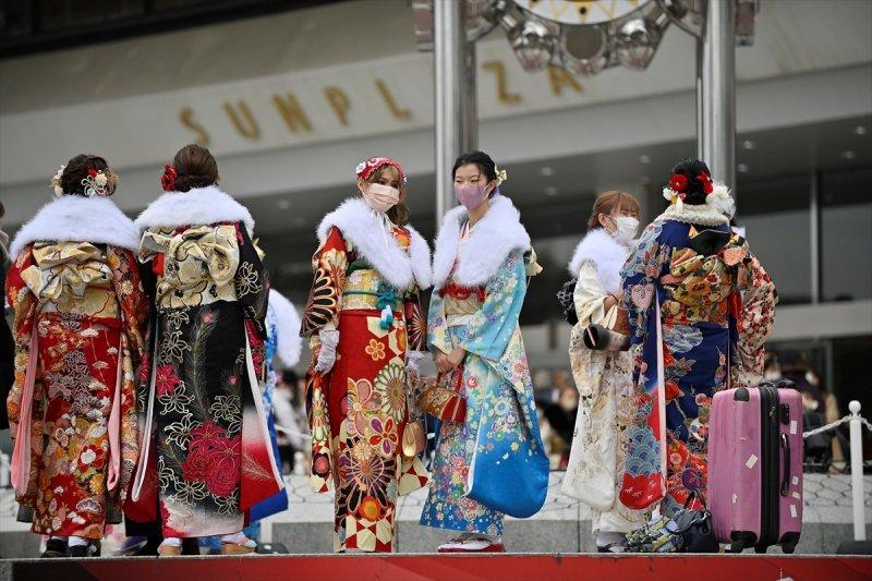 Japonyalı gençler "Yetişkinler Günü"nü kutladı