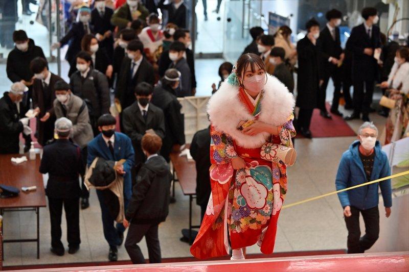 Japonyalı gençler "Yetişkinler Günü"nü kutladı