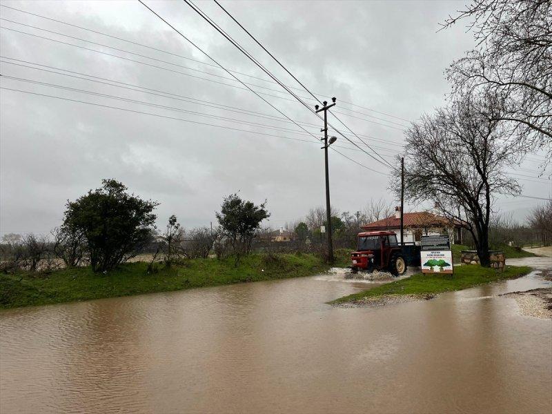 Muğla'da şiddetini arttıran sağanak yağış taşkınlara sebep oldu
