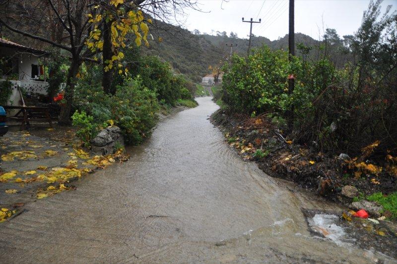 Muğla'da şiddetini arttıran sağanak yağış taşkınlara sebep oldu